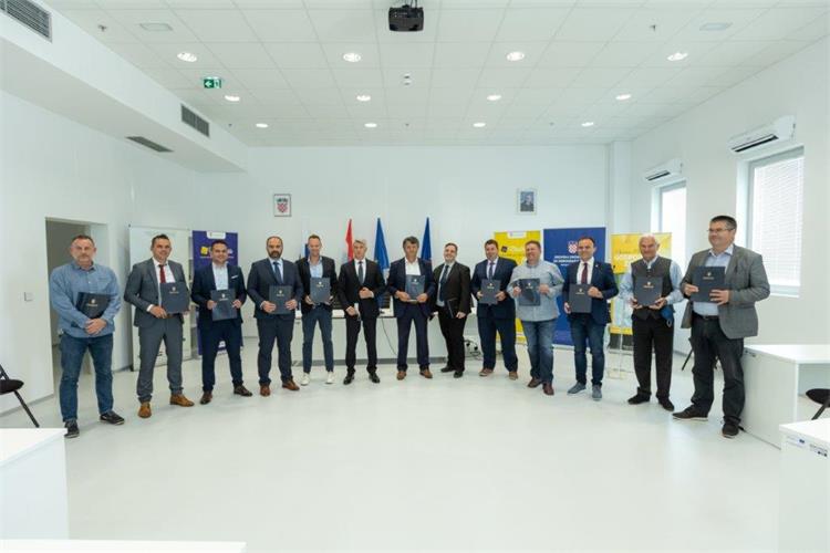 Slika /Fotografije 3/Dodjela_ugovor_Policnik11.jpg